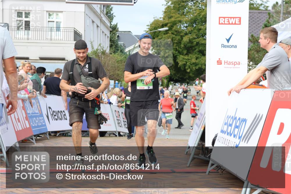 31.08.2025 - 21. Blankeneser Heldenlauf Strokosch-Dieckow http://msf.ph/oto/8654214 31.08.2025 11:05:06 Ziel 3195, 3430, 3259 meine-sportfotos.de