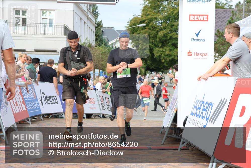 31.08.2025 - 21. Blankeneser Heldenlauf Strokosch-Dieckow http://msf.ph/oto/8654220 31.08.2025 11:05:06 Ziel 3195, 3430, 3259 meine-sportfotos.de