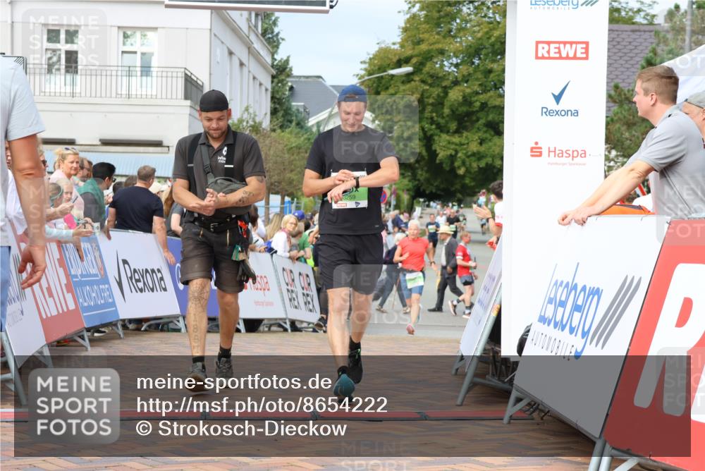 31.08.2025 - 21. Blankeneser Heldenlauf Strokosch-Dieckow http://msf.ph/oto/8654222 31.08.2025 11:05:06 Ziel 3195, 3430, 3259 meine-sportfotos.de