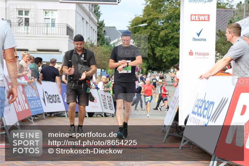 31.08.2025 - 21. Blankeneser Heldenlauf Strokosch-Dieckow http://msf.ph/oto/8654225 31.08.2025 11:05:06 Ziel 3195, 3430, 3259 meine-sportfotos.de
