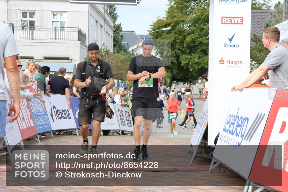 31.08.2025 - 21. Blankeneser Heldenlauf Strokosch-Dieckow http://msf.ph/oto/8654228 31.08.2025 11:05:05 Ziel 3195, 3259 meine-sportfotos.de