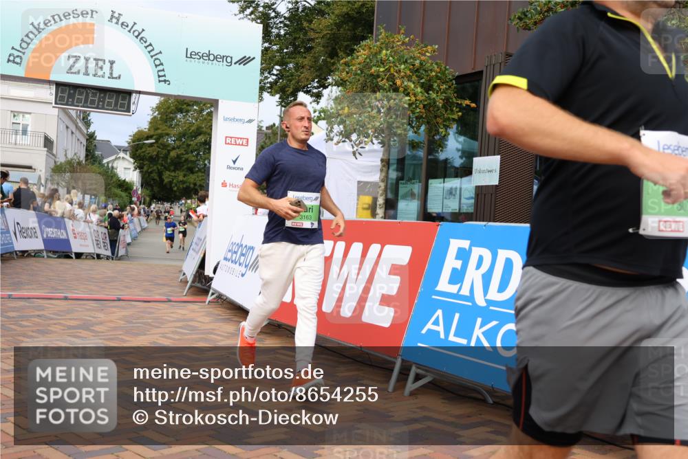 31.08.2025 - 21. Blankeneser Heldenlauf Strokosch-Dieckow http://msf.ph/oto/8654255 31.08.2025 11:04:47 Ziel 3132, 3163, 3113, 3112, 3017 meine-sportfotos.de
