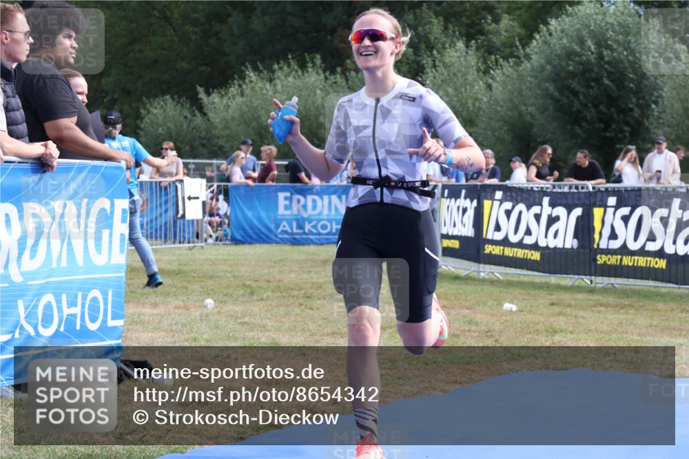 31.08.2025 - Elbe Triathlon Hamburg Strokosch-Dieckow http://msf.ph/oto/8654342 31.08.2025 11:34:41 Ziel 864 meine-sportfotos.de