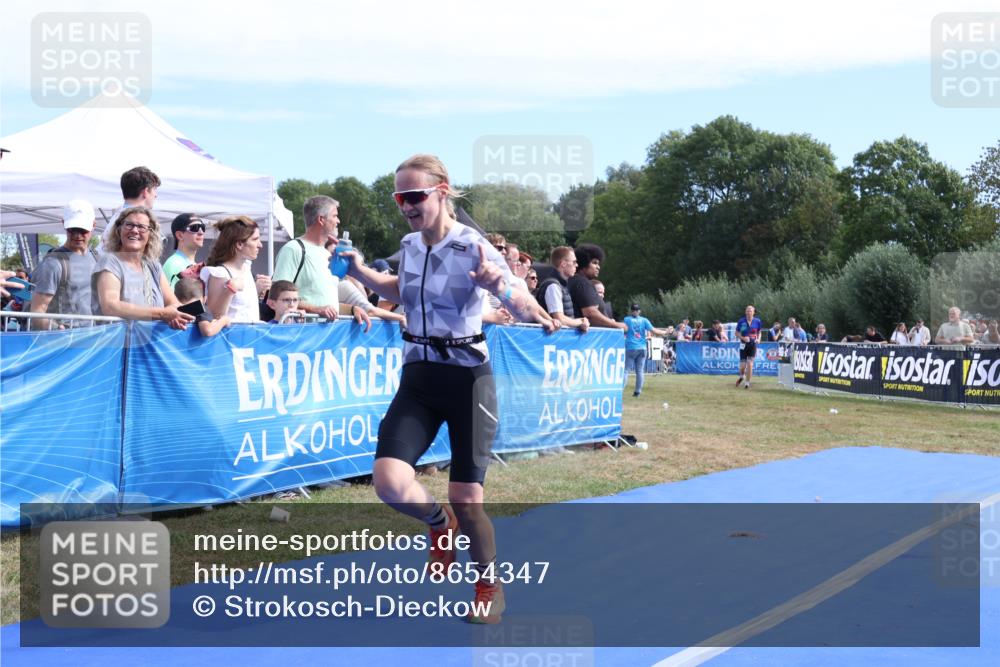 31.08.2025 - Elbe Triathlon Hamburg Strokosch-Dieckow http://msf.ph/oto/8654347 31.08.2025 11:34:42 Ziel 864 meine-sportfotos.de