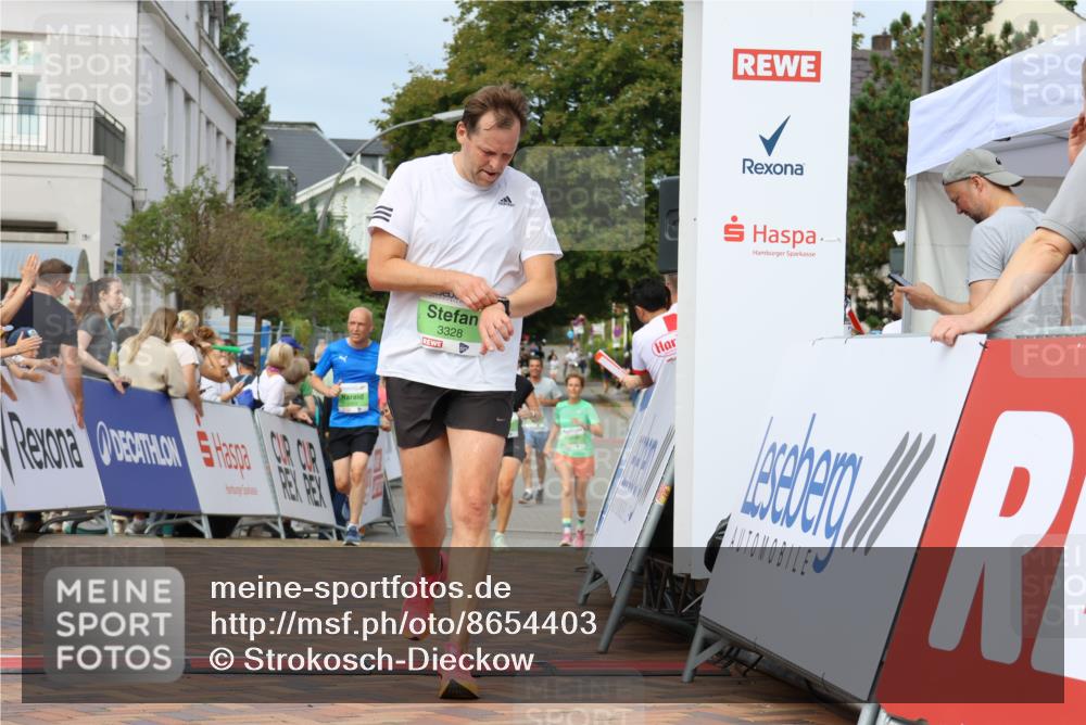 31.08.2025 - 21. Blankeneser Heldenlauf Strokosch-Dieckow http://msf.ph/oto/8654403 31.08.2025 11:04:02 Ziel 3052, 3051, 3303, 3256, 3328 meine-sportfotos.de
