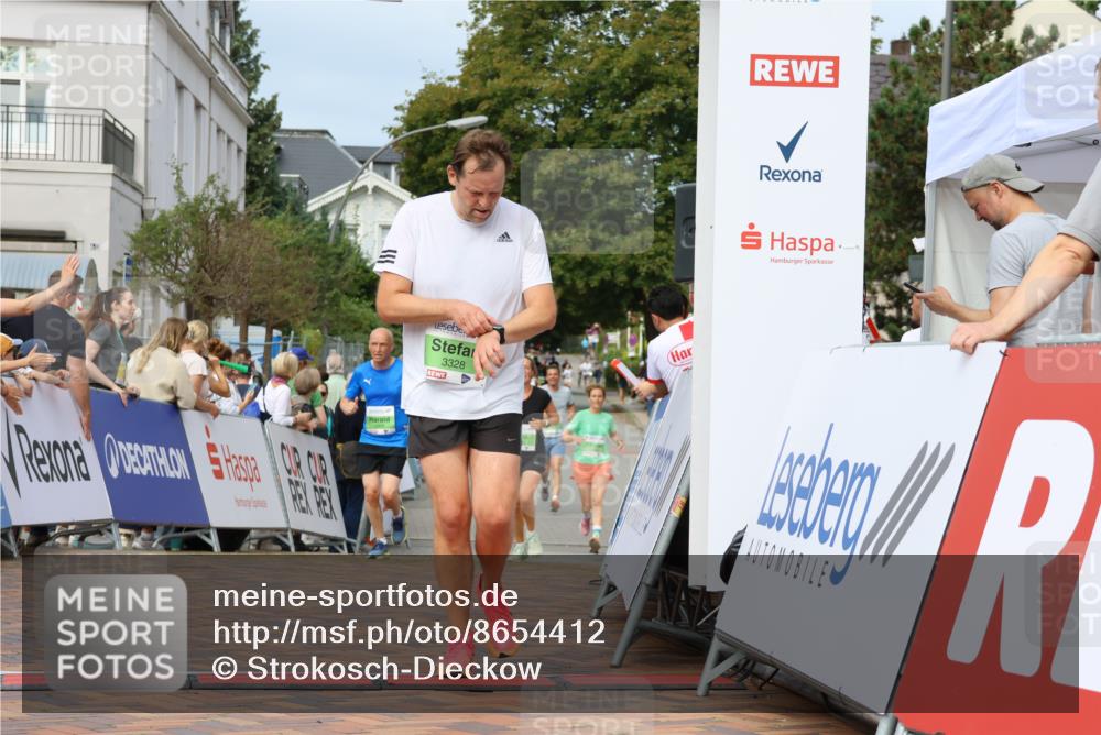 31.08.2025 - 21. Blankeneser Heldenlauf Strokosch-Dieckow http://msf.ph/oto/8654412 31.08.2025 11:04:02 Ziel 3052, 3051, 3303, 3256, 3328 meine-sportfotos.de