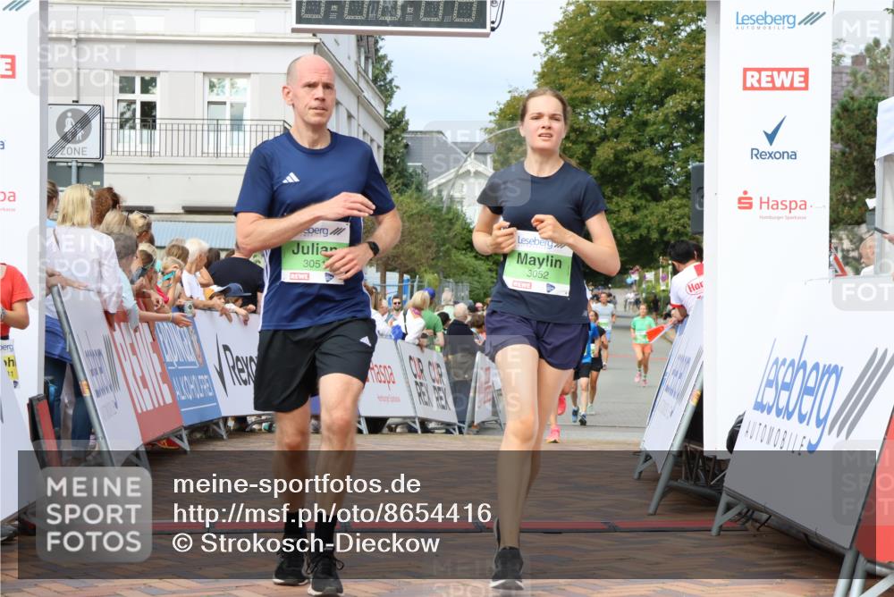 31.08.2025 - 21. Blankeneser Heldenlauf Strokosch-Dieckow http://msf.ph/oto/8654416 31.08.2025 11:03:59 Ziel 3174, 3052, 3051, 3328 meine-sportfotos.de