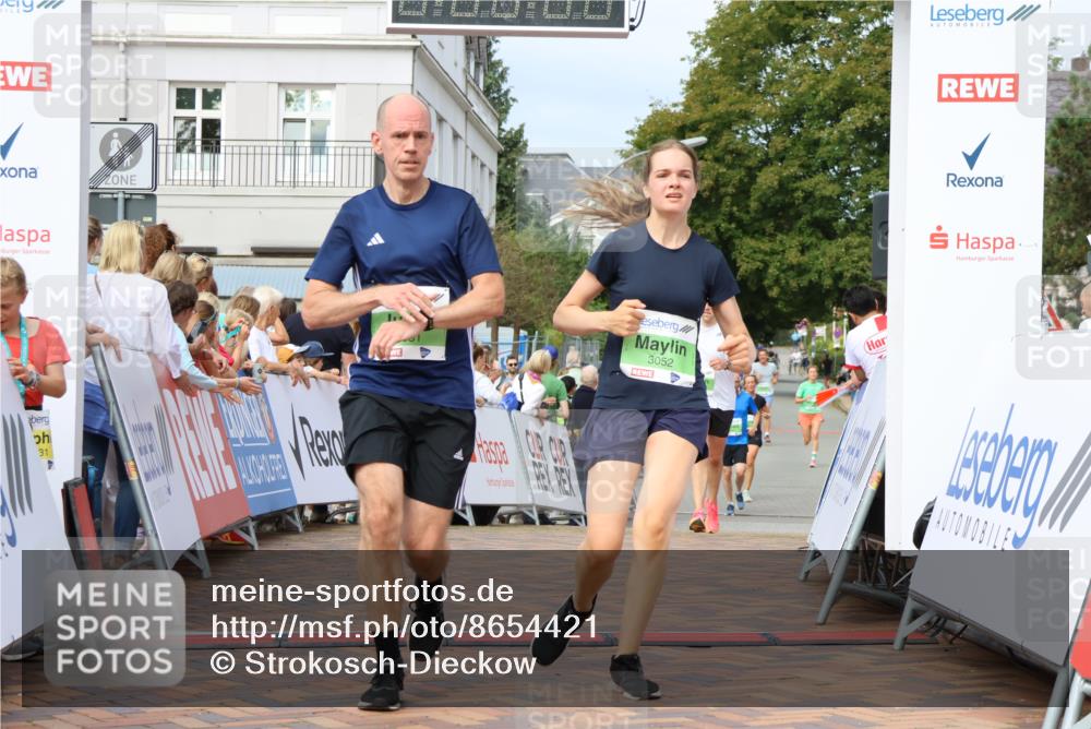 31.08.2025 - 21. Blankeneser Heldenlauf Strokosch-Dieckow http://msf.ph/oto/8654421 31.08.2025 11:03:59 Ziel 3174, 3052, 3051, 3328 meine-sportfotos.de