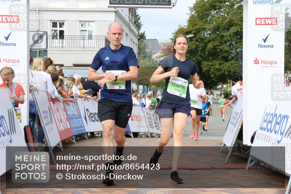 31.08.2025 - 21. Blankeneser Heldenlauf Strokosch-Dieckow http://msf.ph/oto/8654423 31.08.2025 11:03:59 Ziel 3174, 3052, 3051, 3328 meine-sportfotos.de