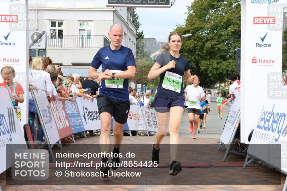 31.08.2025 - 21. Blankeneser Heldenlauf Strokosch-Dieckow http://msf.ph/oto/8654425 31.08.2025 11:03:59 Ziel 3174, 3052, 3051, 3328 meine-sportfotos.de