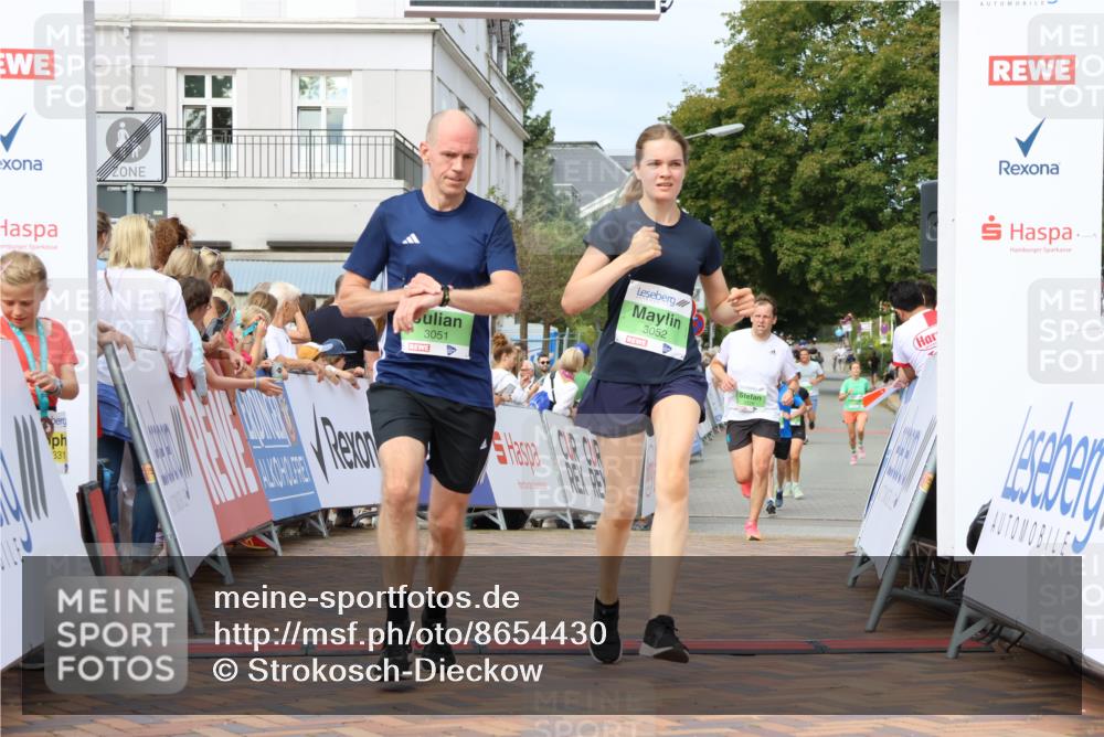 31.08.2025 - 21. Blankeneser Heldenlauf Strokosch-Dieckow http://msf.ph/oto/8654430 31.08.2025 11:03:59 Ziel 3174, 3052, 3051, 3328 meine-sportfotos.de