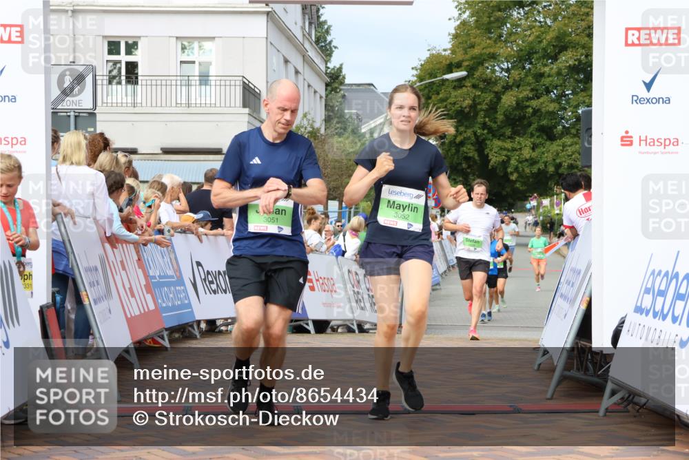 31.08.2025 - 21. Blankeneser Heldenlauf Strokosch-Dieckow http://msf.ph/oto/8654434 31.08.2025 11:03:58 Ziel 3174, 3052, 3051, 3328 meine-sportfotos.de