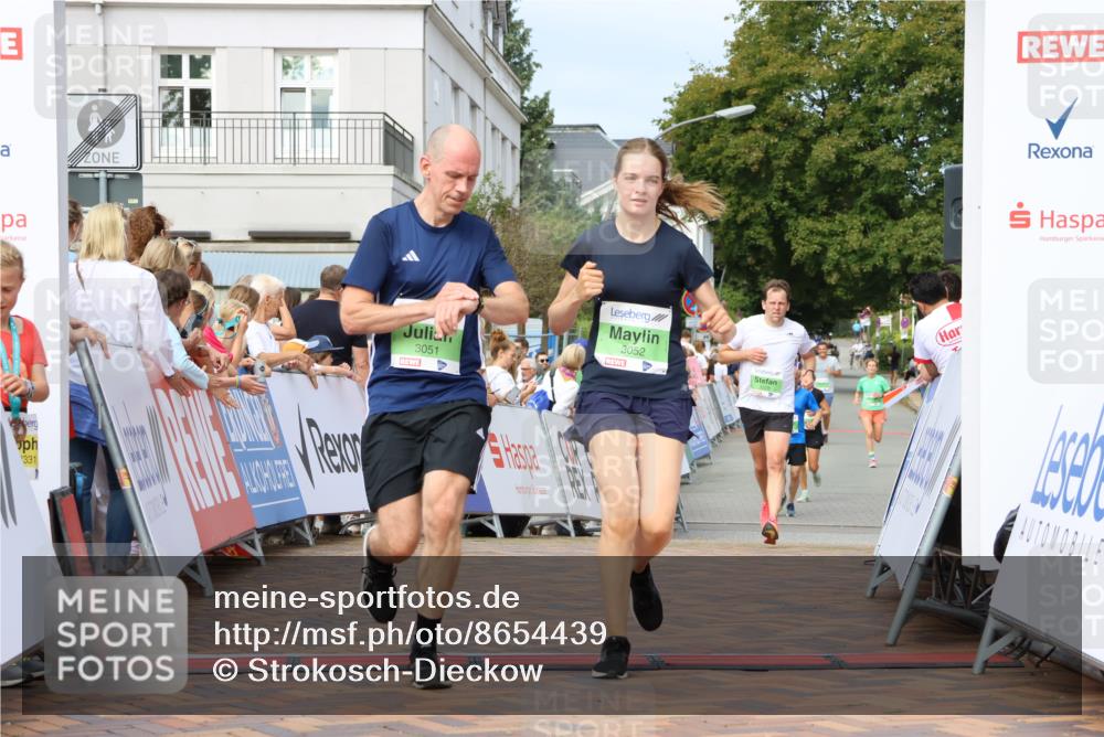 31.08.2025 - 21. Blankeneser Heldenlauf Strokosch-Dieckow http://msf.ph/oto/8654439 31.08.2025 11:03:58 Ziel 3174, 3052, 3051, 3328 meine-sportfotos.de