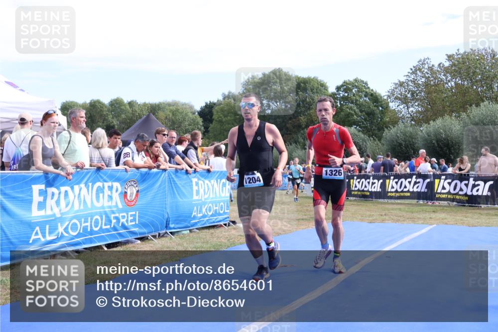 31.08.2025 - Elbe Triathlon Hamburg Strokosch-Dieckow http://msf.ph/oto/8654601 31.08.2025 11:39:54 Ziel 820, 850, 1201, 1204, 1326 meine-sportfotos.de