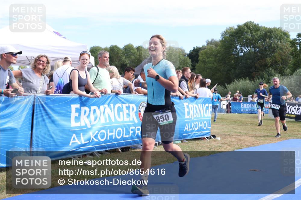 31.08.2025 - Elbe Triathlon Hamburg Strokosch-Dieckow http://msf.ph/oto/8654616 31.08.2025 11:40:00 Ziel 820, 826, 850, 1201 meine-sportfotos.de