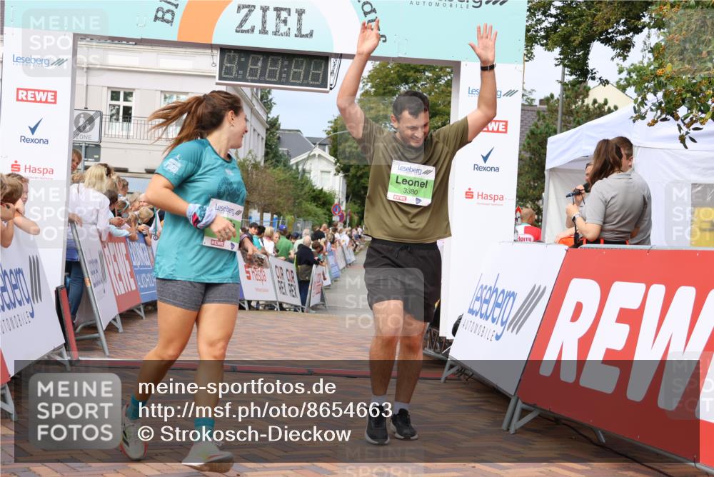31.08.2025 - 21. Blankeneser Heldenlauf Strokosch-Dieckow http://msf.ph/oto/8654663 31.08.2025 11:02:34 Ziel 3380, 3379, 3135, 3136, 3406, 3727 meine-sportfotos.de