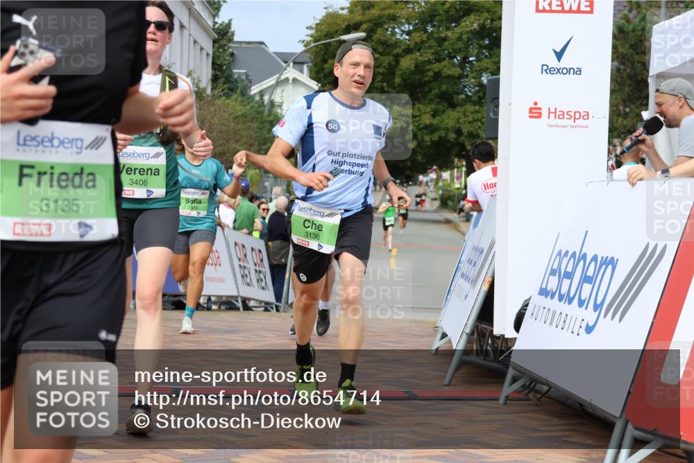 31.08.2025 - 21. Blankeneser Heldenlauf Strokosch-Dieckow http://msf.ph/oto/8654714 31.08.2025 11:02:31 Ziel 3380, 3379, 3135, 3136, 3406, 3727 meine-sportfotos.de