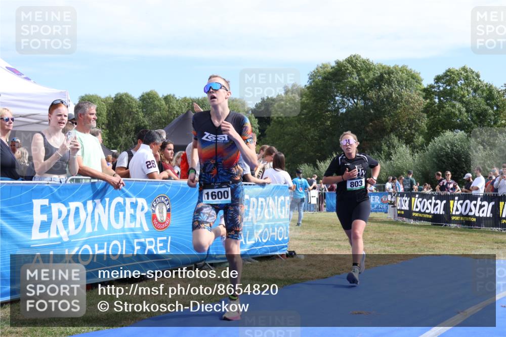 31.08.2025 - Elbe Triathlon Hamburg Strokosch-Dieckow http://msf.ph/oto/8654820 31.08.2025 11:42:14 Ziel 399, 803, 1241, 1600 meine-sportfotos.de