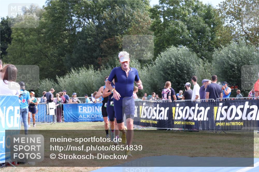 31.08.2025 - Elbe Triathlon Hamburg Strokosch-Dieckow http://msf.ph/oto/8654839 31.08.2025 11:42:35 Ziel 825, 880, 906, 1292 meine-sportfotos.de