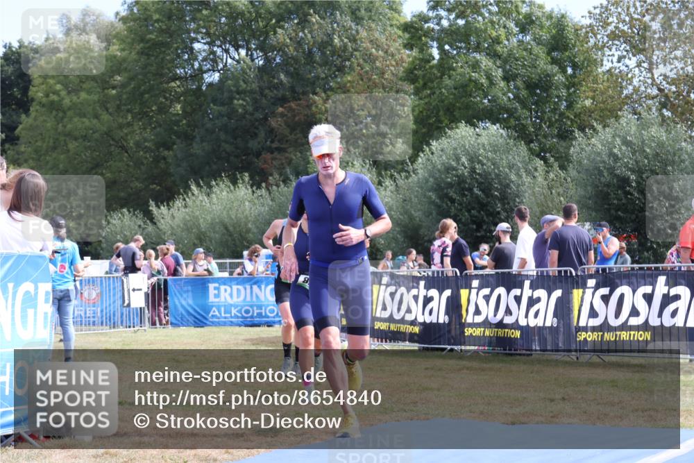 31.08.2025 - Elbe Triathlon Hamburg Strokosch-Dieckow http://msf.ph/oto/8654840 31.08.2025 11:42:35 Ziel 825, 880, 906, 1292 meine-sportfotos.de