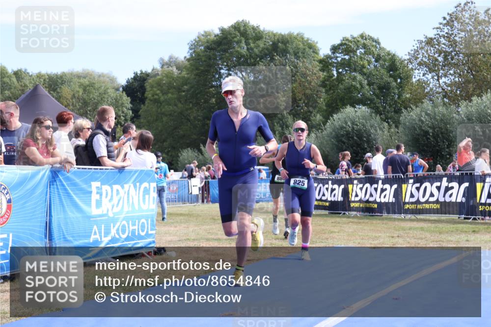 31.08.2025 - Elbe Triathlon Hamburg Strokosch-Dieckow http://msf.ph/oto/8654846 31.08.2025 11:42:36 Ziel 825, 880, 1292 meine-sportfotos.de