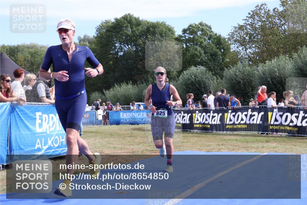 31.08.2025 - Elbe Triathlon Hamburg Strokosch-Dieckow http://msf.ph/oto/8654850 31.08.2025 11:42:37 Ziel 825, 880, 1292 meine-sportfotos.de