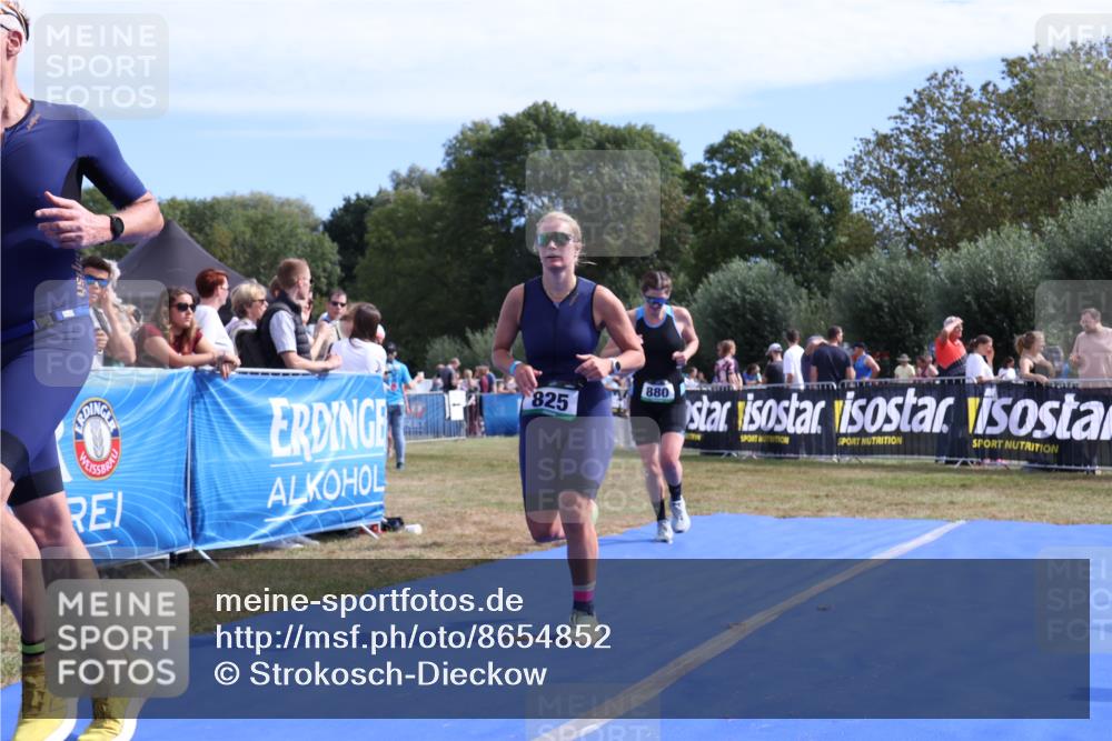 31.08.2025 - Elbe Triathlon Hamburg Strokosch-Dieckow http://msf.ph/oto/8654852 31.08.2025 11:42:38 Ziel 825, 880, 1292 meine-sportfotos.de