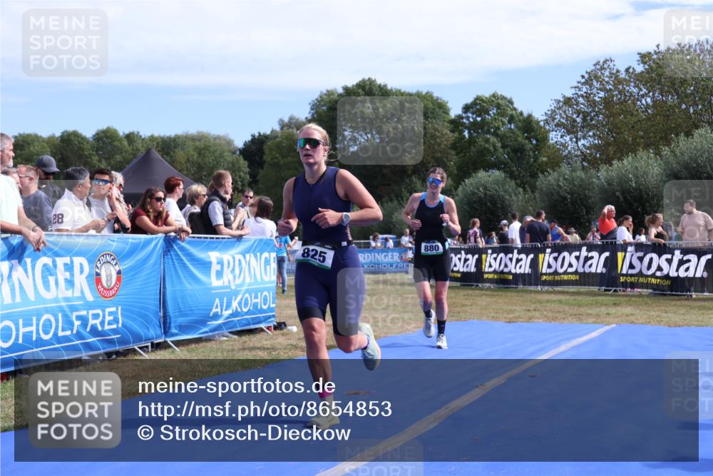 31.08.2025 - Elbe Triathlon Hamburg Strokosch-Dieckow http://msf.ph/oto/8654853 31.08.2025 11:42:38 Ziel 825, 880, 1292 meine-sportfotos.de