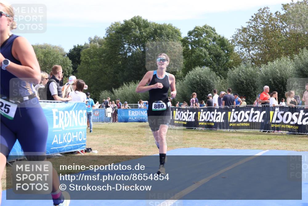 31.08.2025 - Elbe Triathlon Hamburg Strokosch-Dieckow http://msf.ph/oto/8654854 31.08.2025 11:42:39 Ziel 825, 880, 1292 meine-sportfotos.de