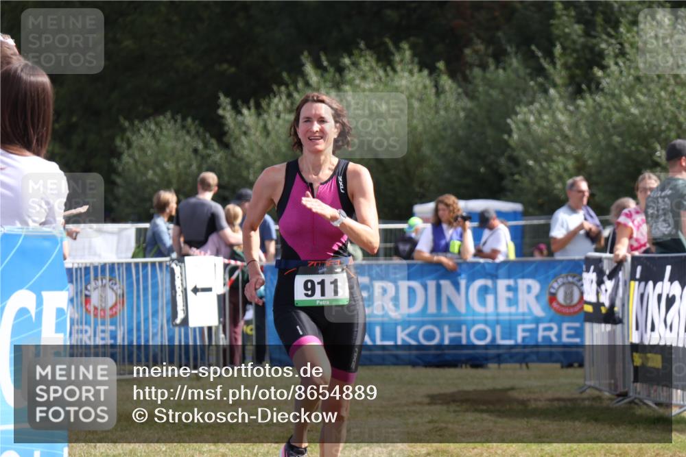 31.08.2025 - Elbe Triathlon Hamburg Strokosch-Dieckow http://msf.ph/oto/8654889 31.08.2025 11:42:57 Ziel 896, 911 meine-sportfotos.de