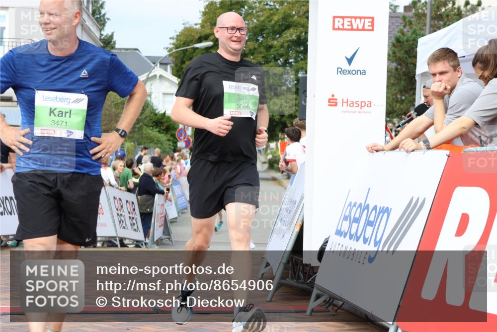 31.08.2025 - 21. Blankeneser Heldenlauf Strokosch-Dieckow http://msf.ph/oto/8654906 31.08.2025 11:02:06 Ziel 3587, 3471, 3556 meine-sportfotos.de