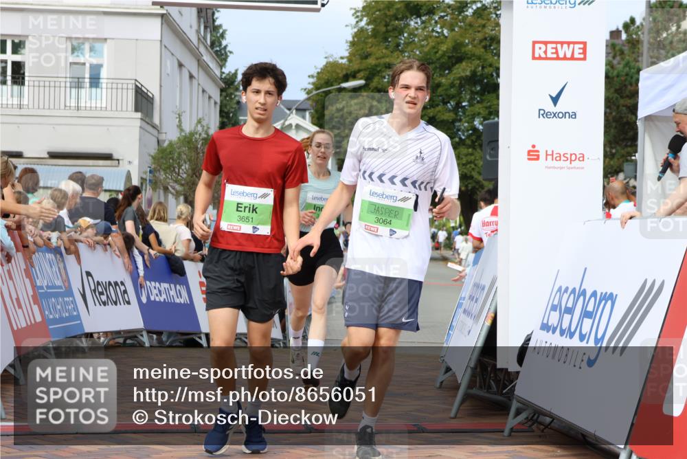 31.08.2025 - 21. Blankeneser Heldenlauf Strokosch-Dieckow http://msf.ph/oto/8656051 31.08.2025 10:58:35 Ziel 3064, 3651, 3457 meine-sportfotos.de