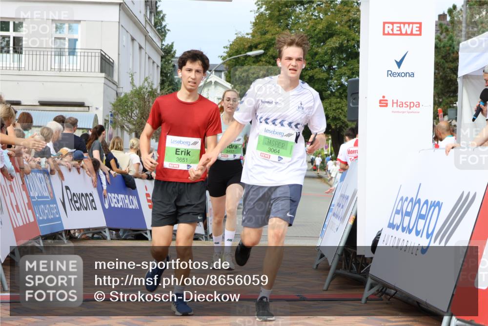 31.08.2025 - 21. Blankeneser Heldenlauf Strokosch-Dieckow http://msf.ph/oto/8656059 31.08.2025 10:58:35 Ziel 3064, 3651, 3457 meine-sportfotos.de