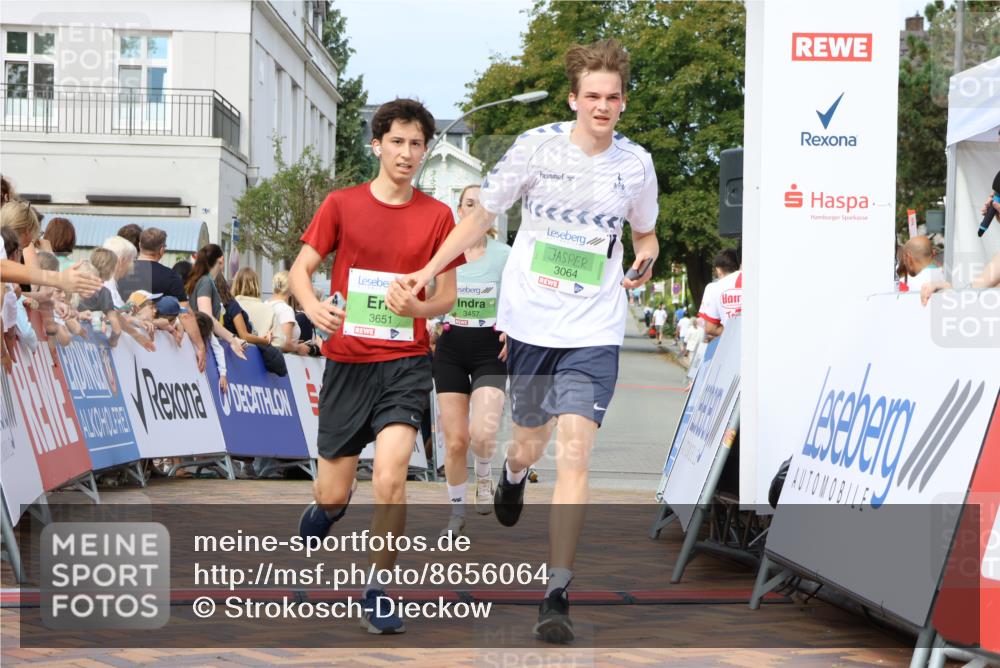 31.08.2025 - 21. Blankeneser Heldenlauf Strokosch-Dieckow http://msf.ph/oto/8656064 31.08.2025 10:58:35 Ziel 3064, 3651, 3457 meine-sportfotos.de