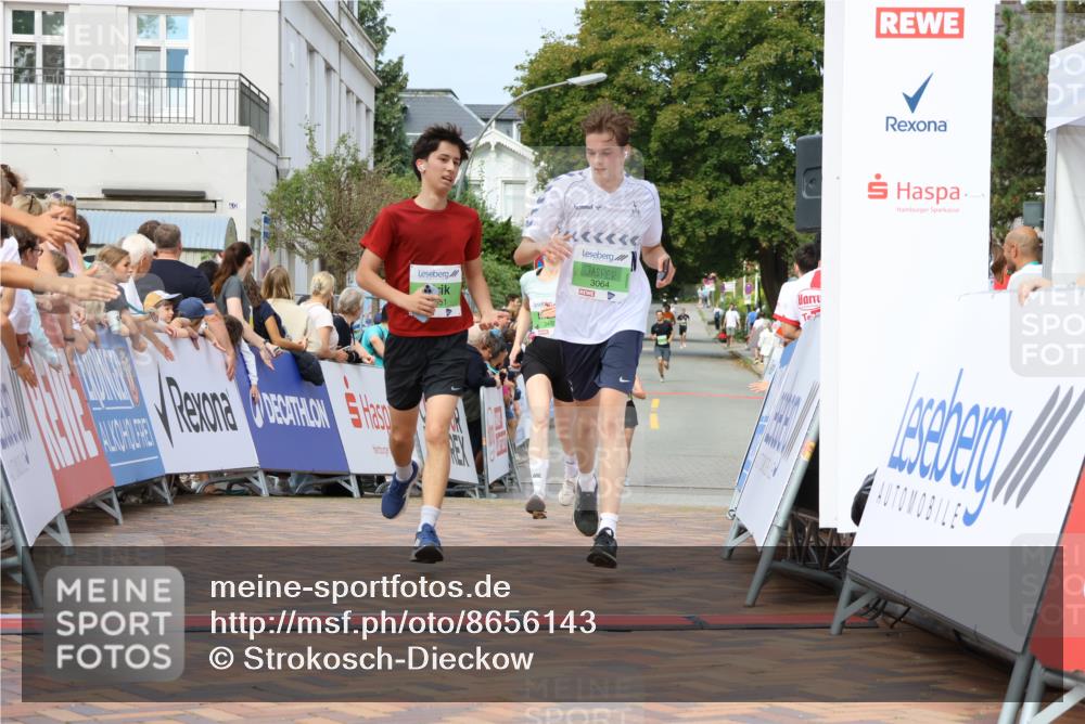31.08.2025 - 21. Blankeneser Heldenlauf Strokosch-Dieckow http://msf.ph/oto/8656143 31.08.2025 10:58:34 Ziel 3064, 3651, 3457 meine-sportfotos.de