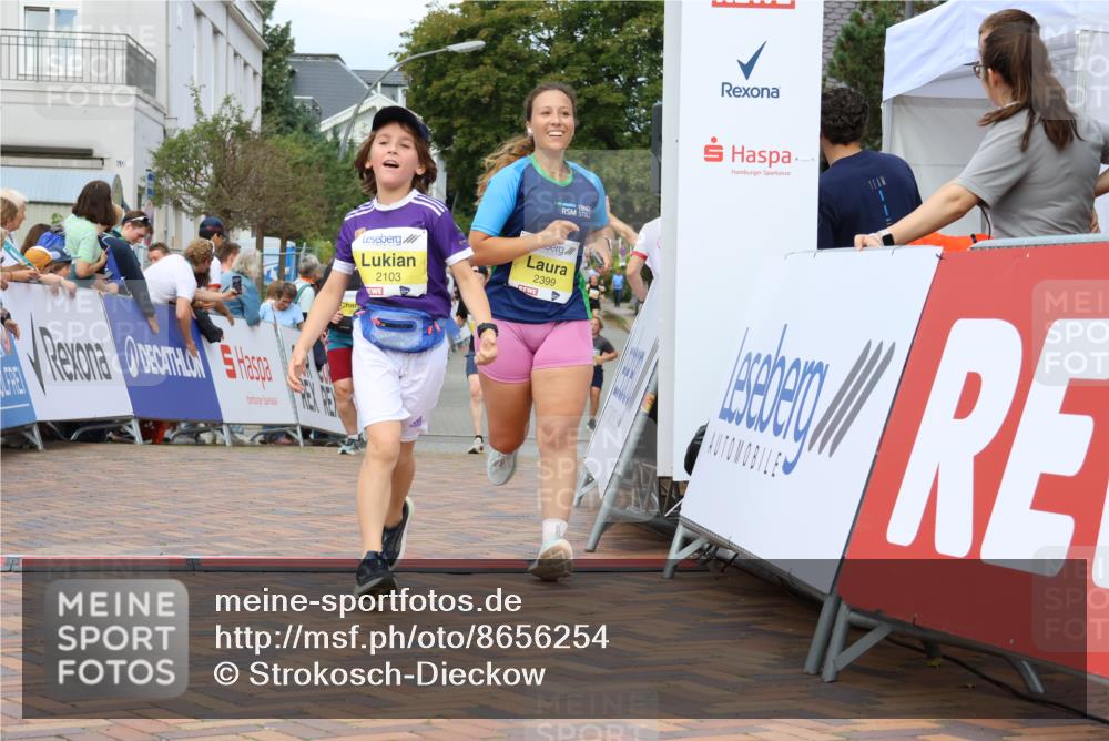 31.08.2025 - 21. Blankeneser Heldenlauf Strokosch-Dieckow http://msf.ph/oto/8656254 31.08.2025 10:31:17 Ziel 2437, 2324, 2551, 2121, 2307, 2649, 2647, 2399, 2103 meine-sportfotos.de