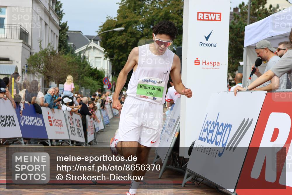 31.08.2025 - 21. Blankeneser Heldenlauf Strokosch-Dieckow http://msf.ph/oto/8656370 31.08.2025 10:57:55 Ziel 3421, 3460, 3539 meine-sportfotos.de