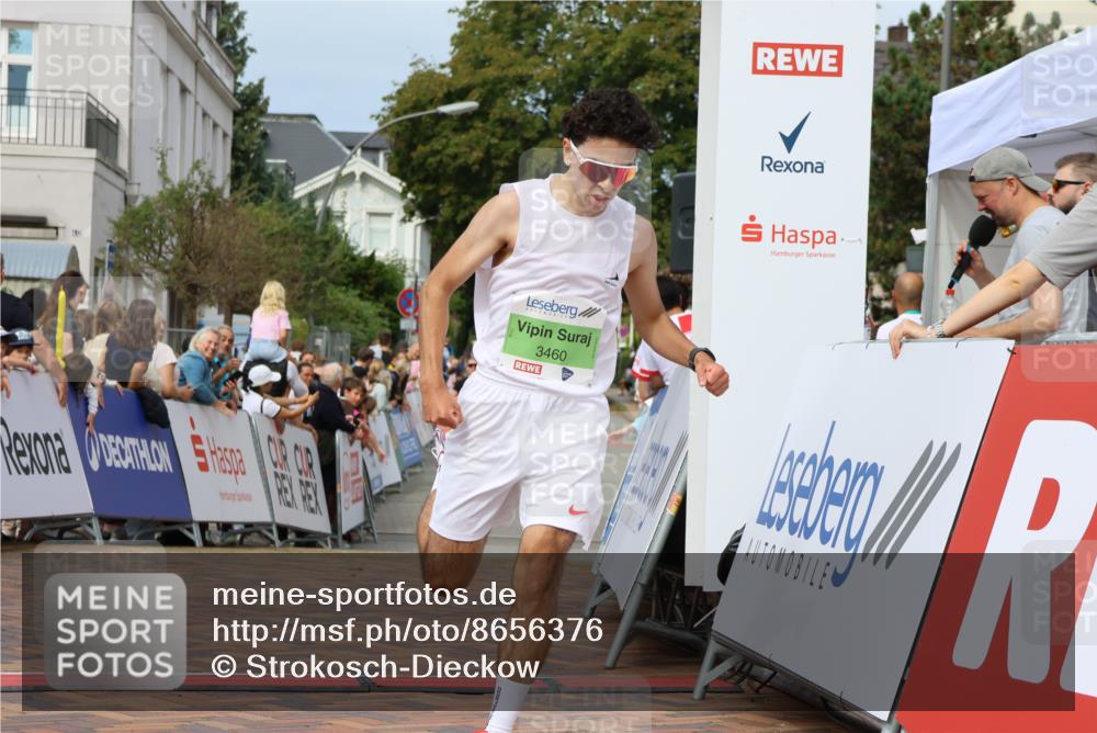 31.08.2025 - 21. Blankeneser Heldenlauf Strokosch-Dieckow http://msf.ph/oto/8656376 31.08.2025 10:57:55 Ziel 3421, 3460, 3539 meine-sportfotos.de