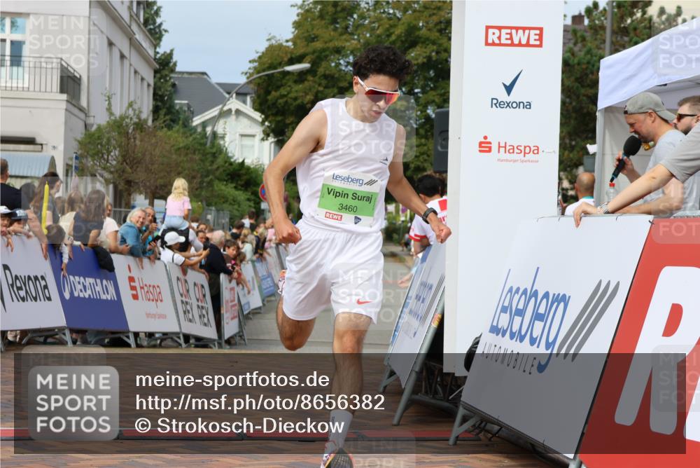 31.08.2025 - 21. Blankeneser Heldenlauf Strokosch-Dieckow http://msf.ph/oto/8656382 31.08.2025 10:57:55 Ziel 3421, 3460, 3539 meine-sportfotos.de