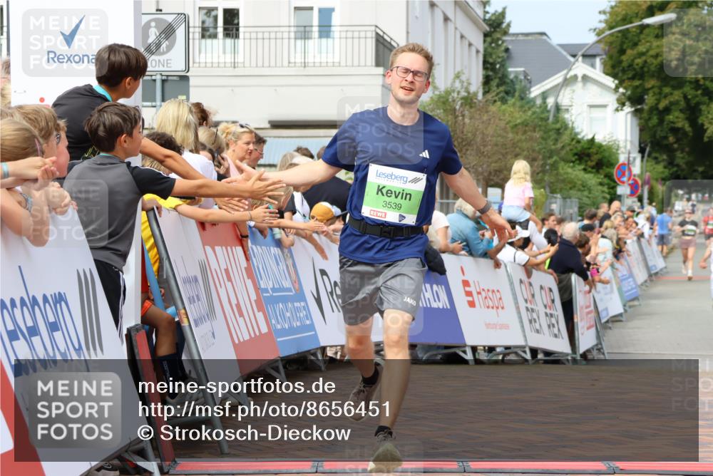 31.08.2025 - 21. Blankeneser Heldenlauf Strokosch-Dieckow http://msf.ph/oto/8656451 31.08.2025 10:57:51 Ziel 3559, 3421, 3460, 3539 meine-sportfotos.de