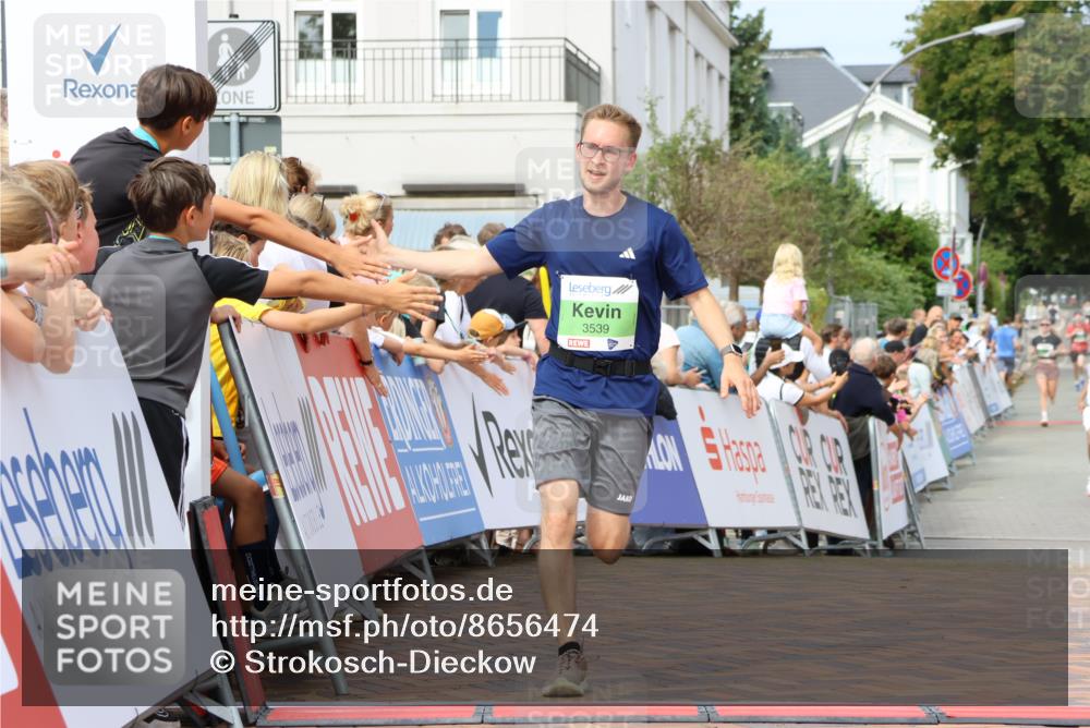 31.08.2025 - 21. Blankeneser Heldenlauf Strokosch-Dieckow http://msf.ph/oto/8656474 31.08.2025 10:57:51 Ziel 3559, 3421, 3460, 3539 meine-sportfotos.de