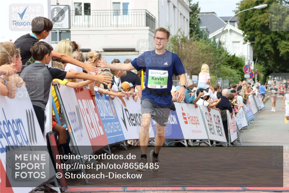 31.08.2025 - 21. Blankeneser Heldenlauf Strokosch-Dieckow http://msf.ph/oto/8656485 31.08.2025 10:57:50 Ziel 3559, 3421, 3539 meine-sportfotos.de
