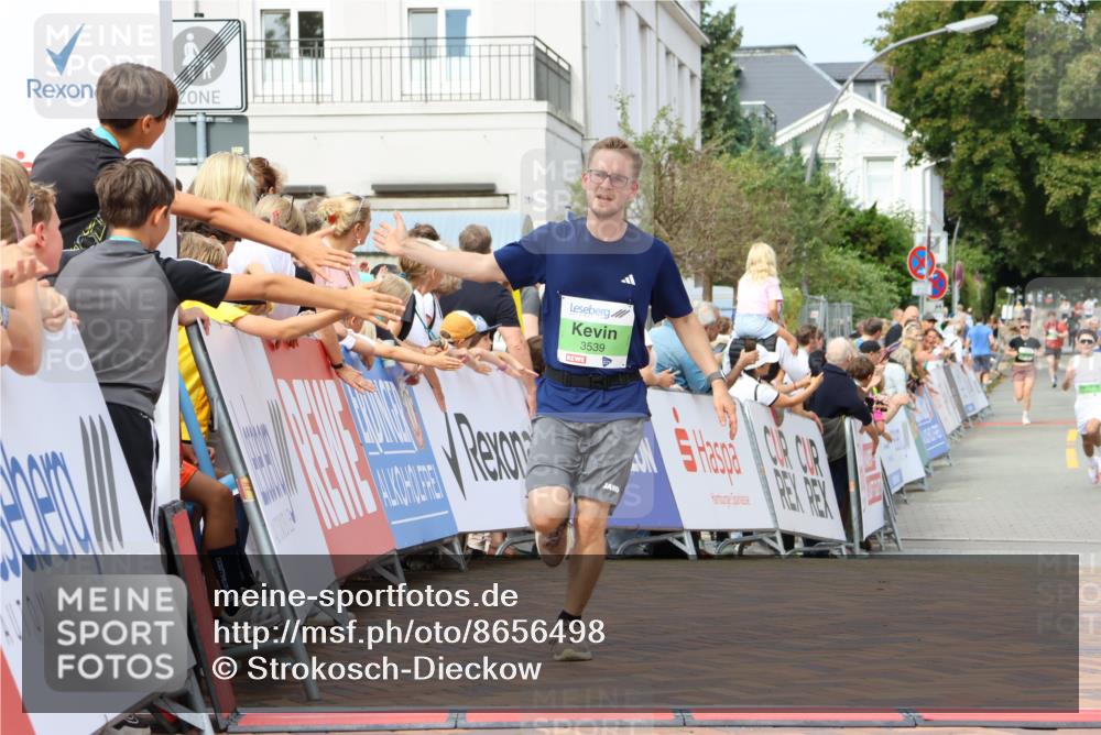 31.08.2025 - 21. Blankeneser Heldenlauf Strokosch-Dieckow http://msf.ph/oto/8656498 31.08.2025 10:57:50 Ziel 3559, 3421, 3539 meine-sportfotos.de