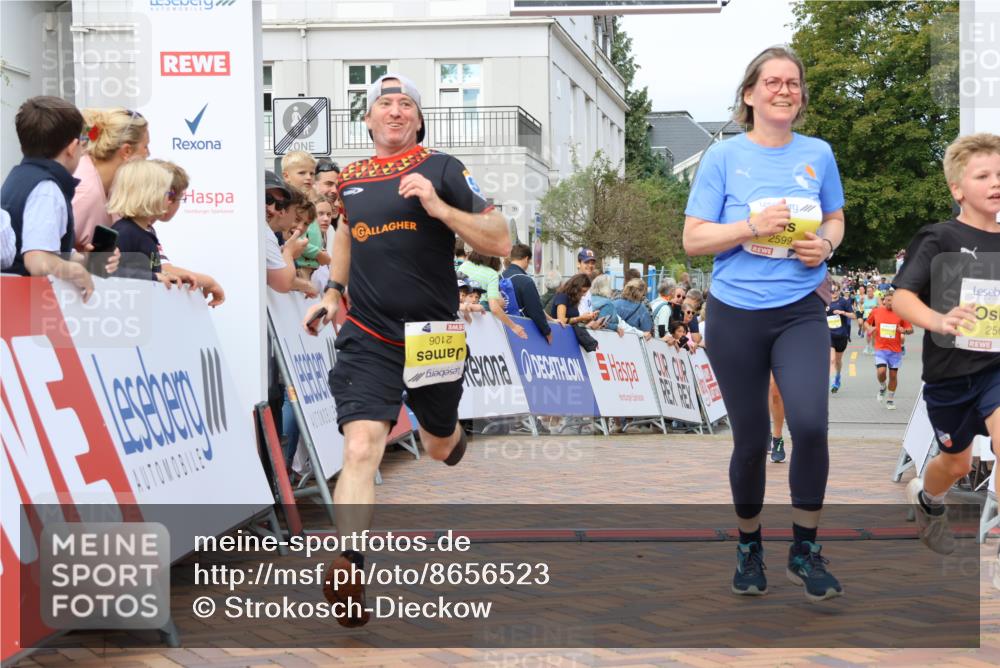 31.08.2025 - 21. Blankeneser Heldenlauf Strokosch-Dieckow http://msf.ph/oto/8656523 31.08.2025 10:30:37 Ziel 2560, 2106, 2599, 2102 meine-sportfotos.de