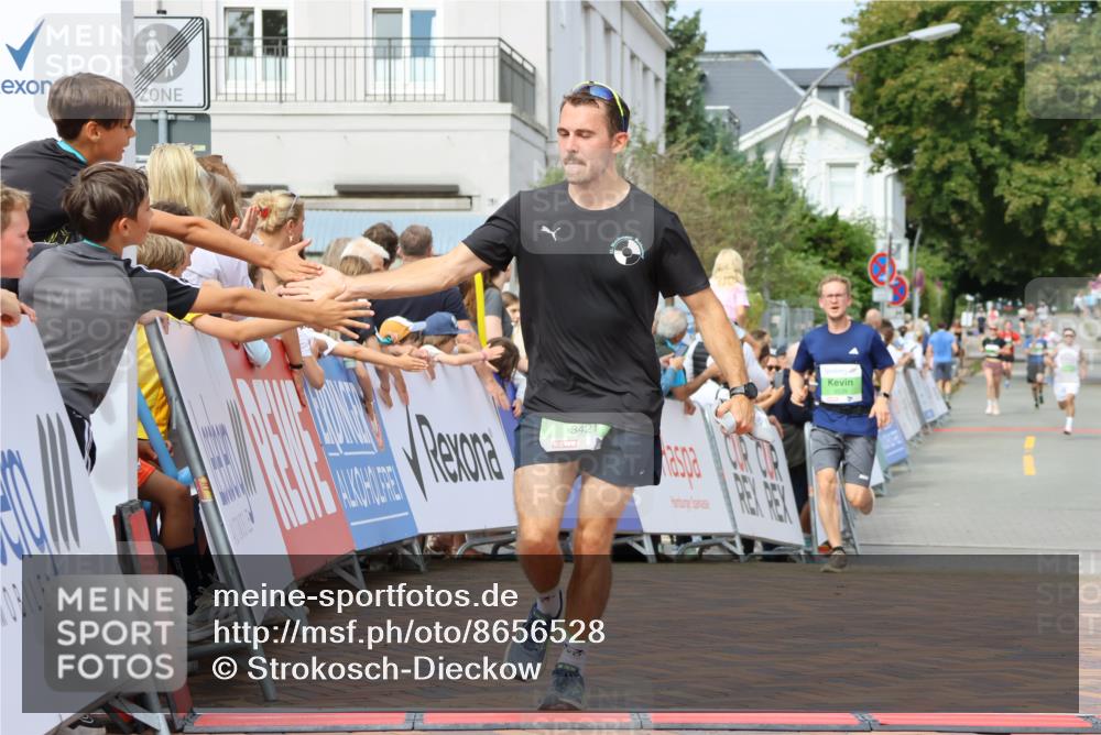 31.08.2025 - 21. Blankeneser Heldenlauf Strokosch-Dieckow http://msf.ph/oto/8656528 31.08.2025 10:57:48 Ziel 3559, 3421, 3539 meine-sportfotos.de