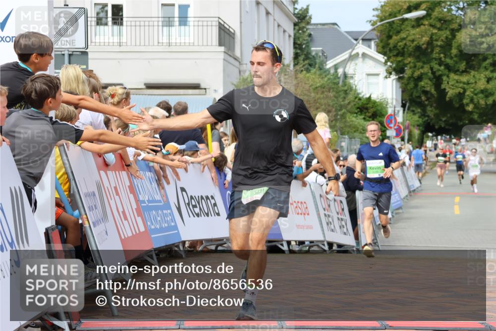 31.08.2025 - 21. Blankeneser Heldenlauf Strokosch-Dieckow http://msf.ph/oto/8656536 31.08.2025 10:57:48 Ziel 3559, 3421, 3539 meine-sportfotos.de