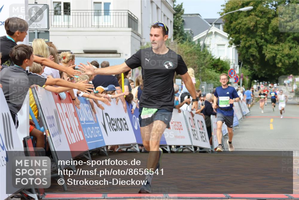 31.08.2025 - 21. Blankeneser Heldenlauf Strokosch-Dieckow http://msf.ph/oto/8656541 31.08.2025 10:57:48 Ziel 3559, 3421, 3539 meine-sportfotos.de