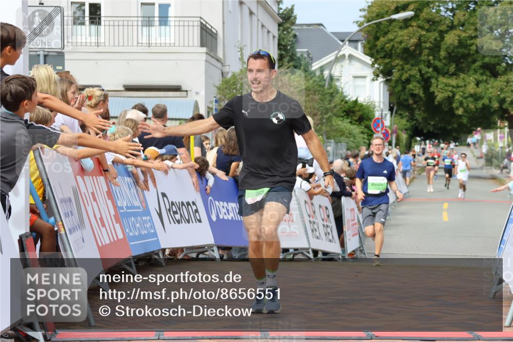 31.08.2025 - 21. Blankeneser Heldenlauf Strokosch-Dieckow http://msf.ph/oto/8656551 31.08.2025 10:57:47 Ziel 3559, 3421, 3539 meine-sportfotos.de