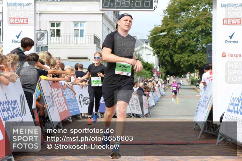 31.08.2025 - 21. Blankeneser Heldenlauf Strokosch-Dieckow http://msf.ph/oto/8656603 31.08.2025 10:57:36 Ziel 3212, 3045, 3012 meine-sportfotos.de
