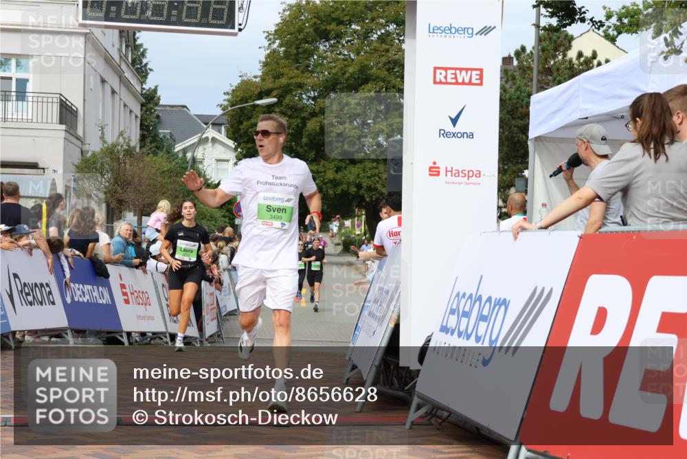 31.08.2025 - 21. Blankeneser Heldenlauf Strokosch-Dieckow http://msf.ph/oto/8656628 31.08.2025 10:57:27 Ziel 3212, 3499, 3503 meine-sportfotos.de